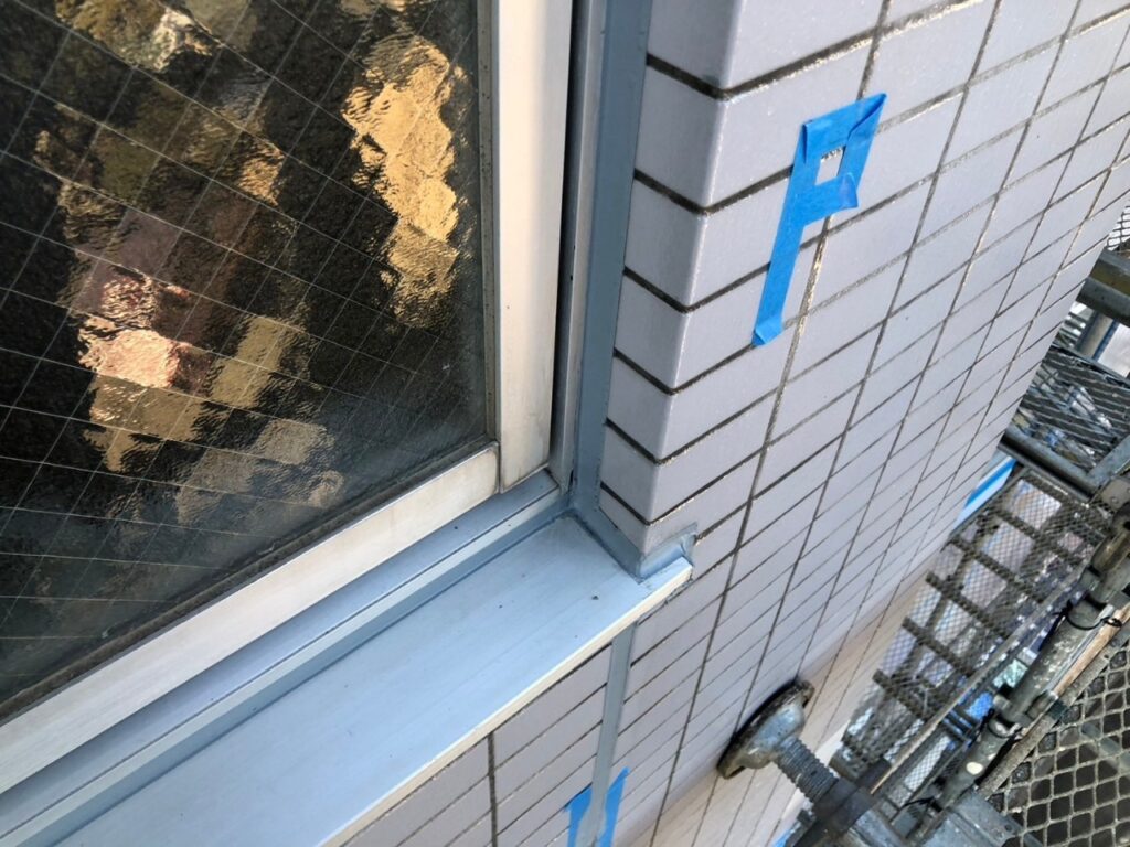 ビル外壁シーリング打ち替え　施工後　シーリングがきれいになっている